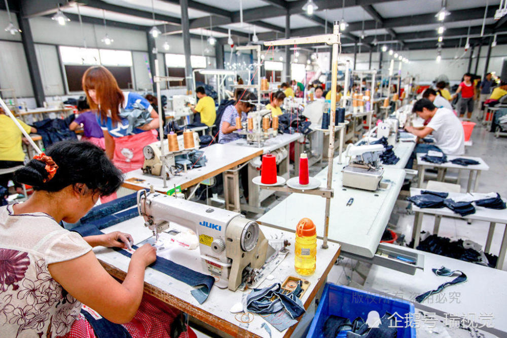 河南滑县:9年前9个在新区服装厂打工姑娘的工作照,拿走不谢!