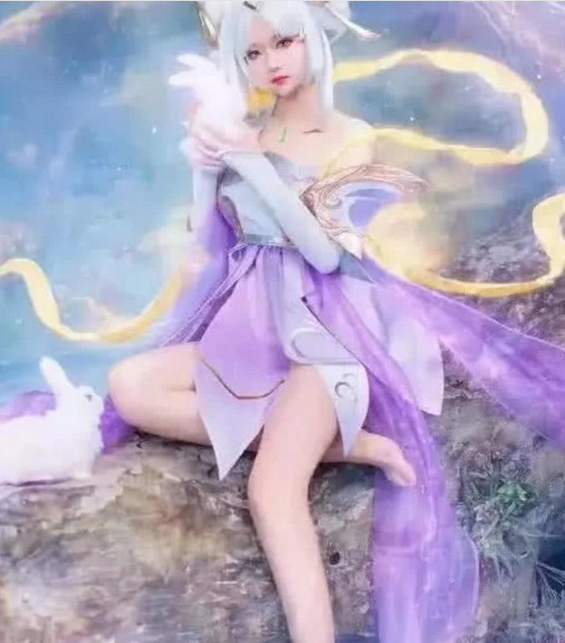 00后小姐姐cos嫦娥,本以为是个青铜,看到成品后惊艳到