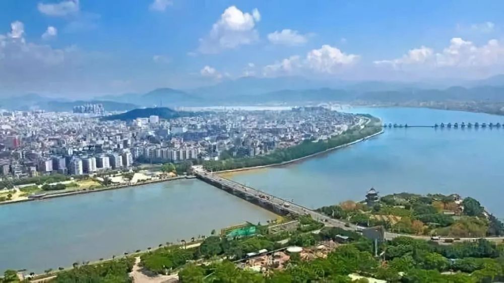 与此同时,我市先后颁布施行《潮州市韩江流域水环境保护条例》《潮州