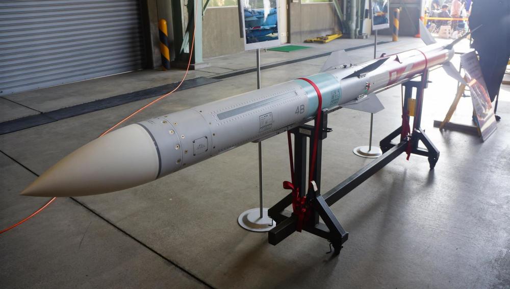 gps制导在空空导弹上少见,美国aim-120d是个例外