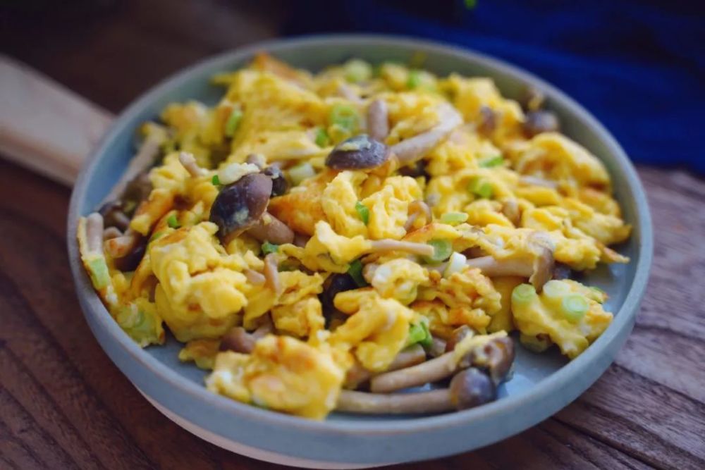 原来鸡蛋和蘑菇一起炒这么香!蟹味菇滑蛋,鲜美加倍5分钟搞定!