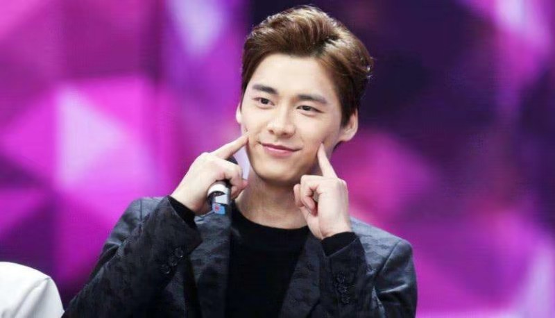 李易峰17岁青涩旧照被曝,网友:还好没遇见,不然学业就