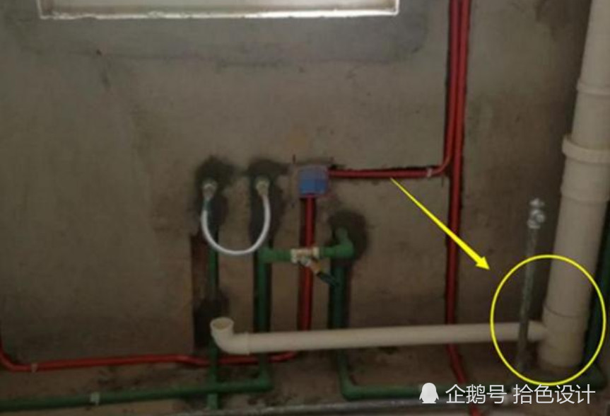 看到师傅这样改造厨房下水管,业主直接就带他去邻居家