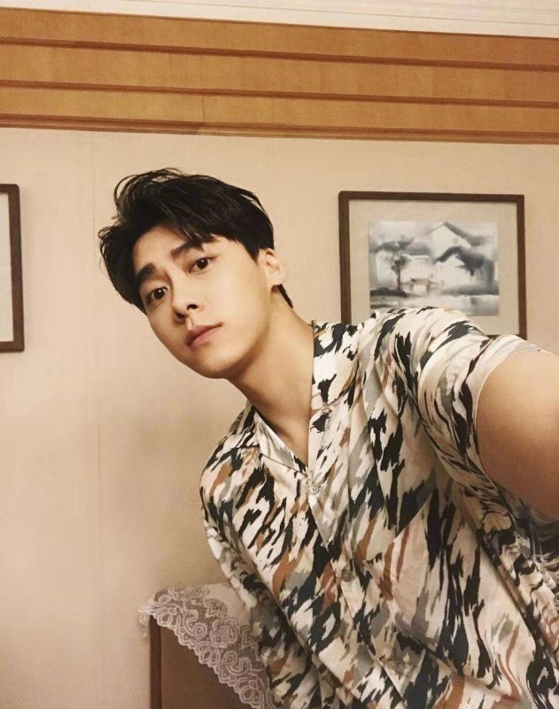 李易峰17岁青涩旧照被曝,网友:还好没遇见,不然学业就