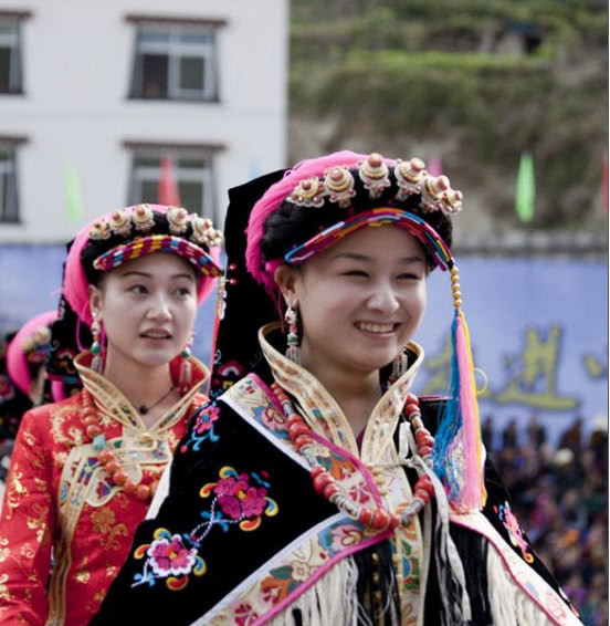 四川深山的美人谷,这里的女人仿佛人间天使,美似天仙还能歌善舞