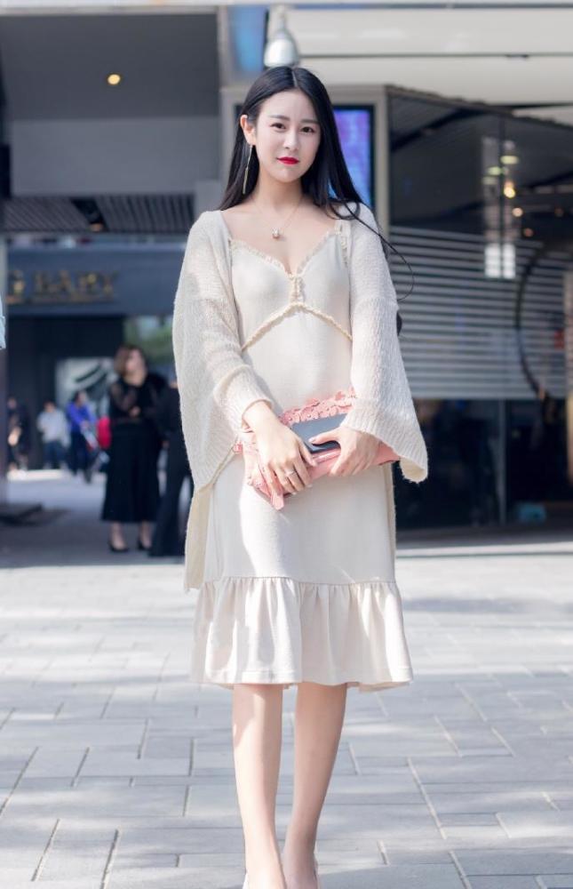 美女皮肤白皙,颜值出众,穿上白色连衣裙仙气十足,整个造型可以说非常