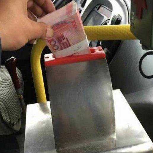 冰箱姐GIF：呵呵，叔叔不要这样看人家，感觉好害羞呢！