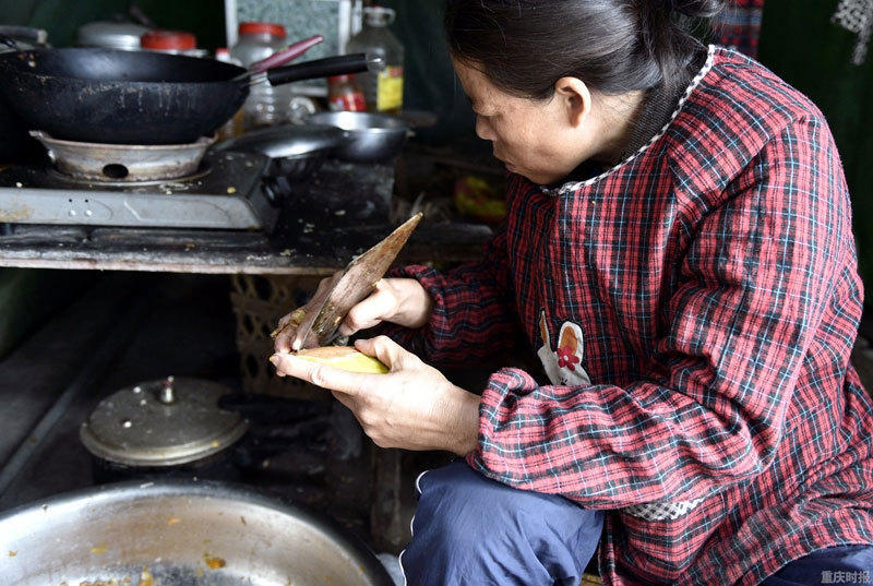 6岁小萝莉给盲人妈妈当双眼