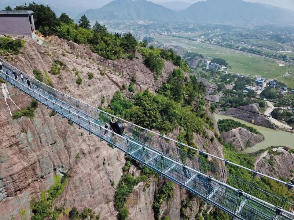 平江石牛寨景区玻璃栈道