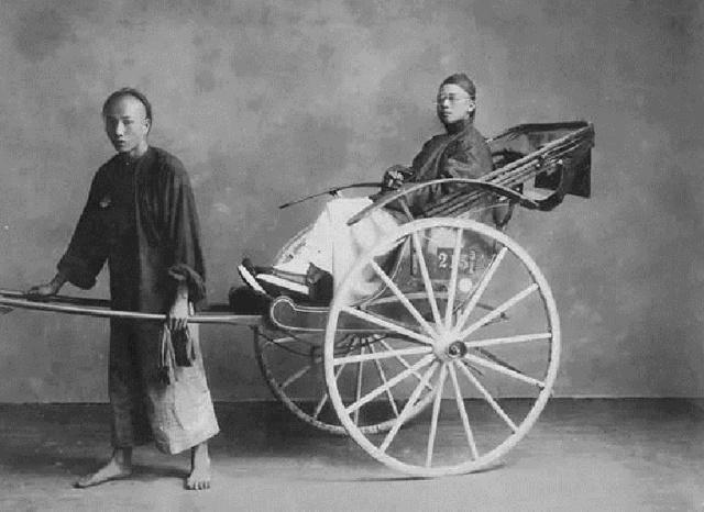 在摄影棚内模拟拉人力车的场景.