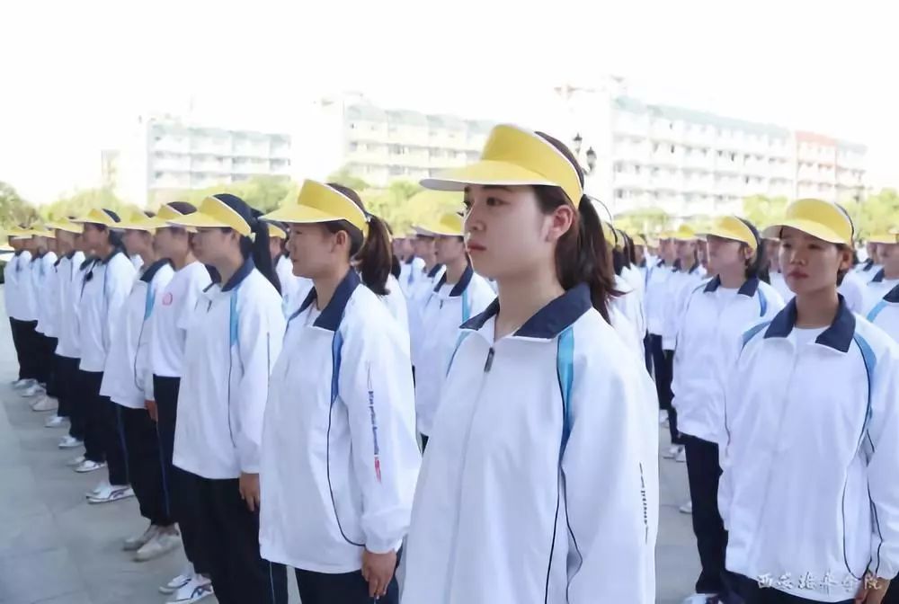 丑出天际!西安这几所大学终究逃不过穿校服的命运!