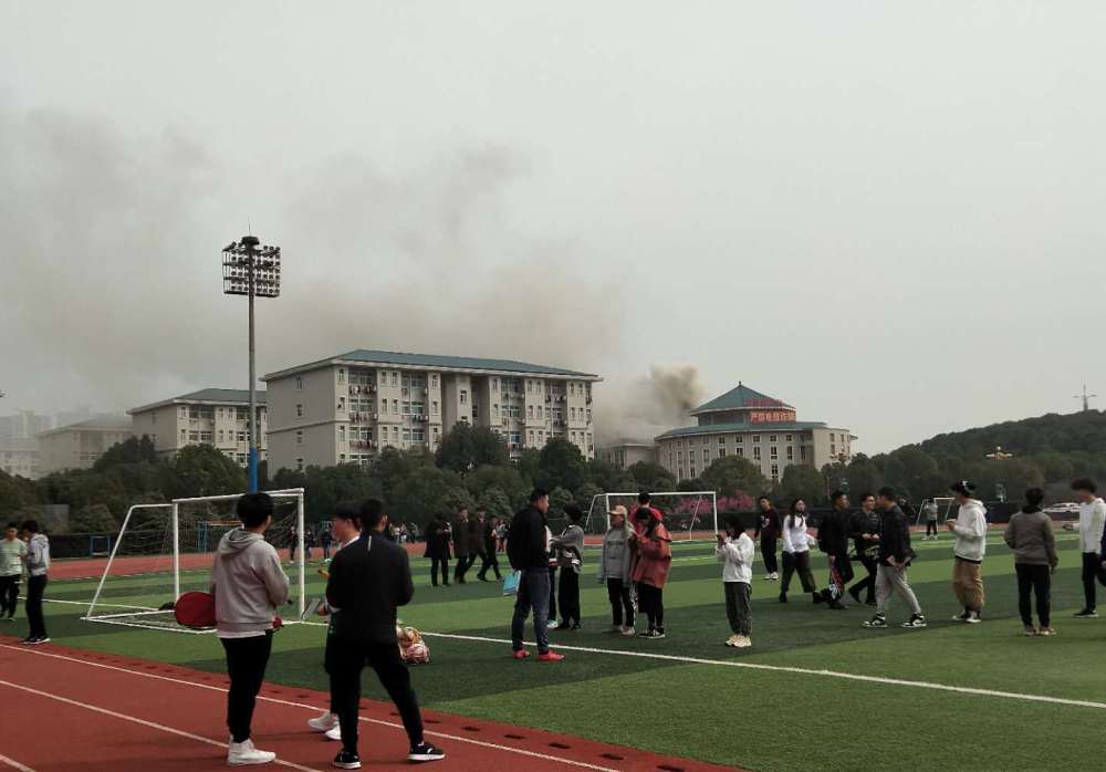 湖北武汉某高校食堂发生火灾,现场浓烟滚滚,具体原因还在调查中