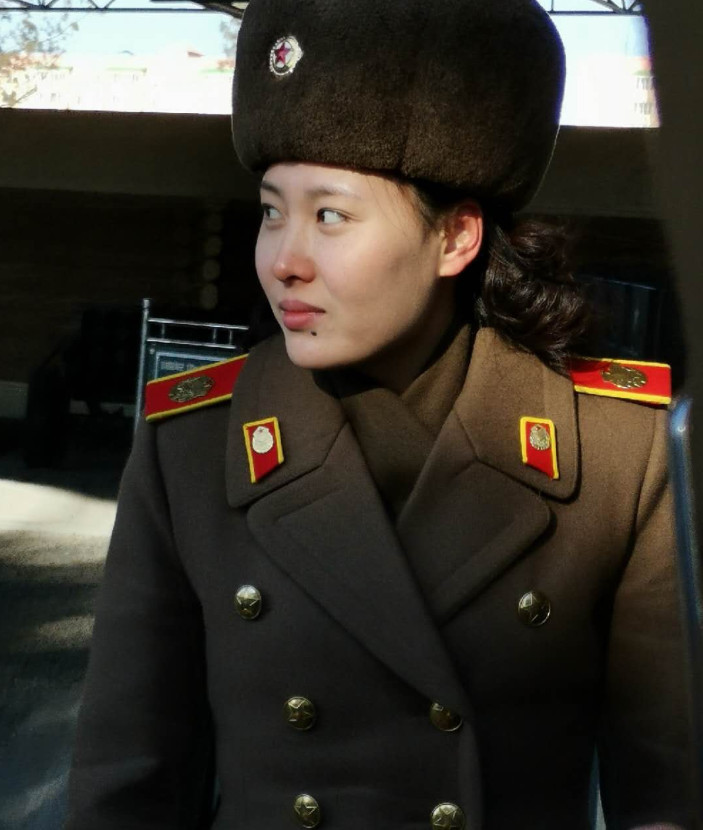 图为朝鲜某景区,一名穿军装的朝鲜解说员.这名解说员长得不错.