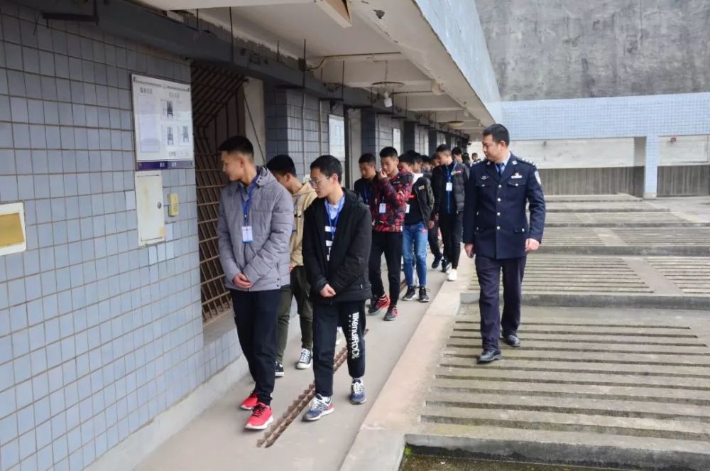 蔺阳中学60余名学生走进看守所,零距离感受法律的威严
