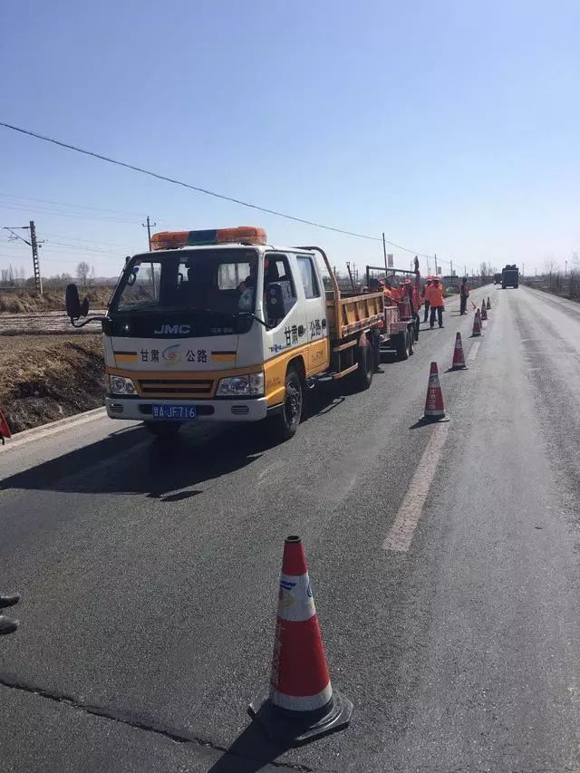 永登公路段积极开展国道312线春季路面灌缝作业