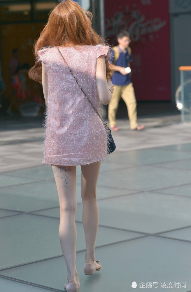 女生秒变花季少女,金黄的头发+短裙的阿姨,减粉色黑白头像图片
