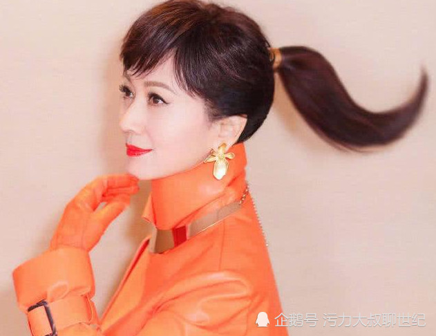 赵雅芝终于换发型,64岁高马尾造型活力满满,网友:回到