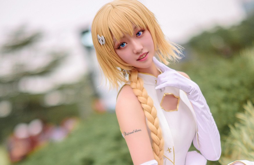 短发美女cosplay