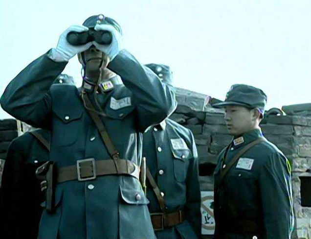 为什么李云龙和楚云飞从不自己拿望远镜?都是自己的警卫员拿着?