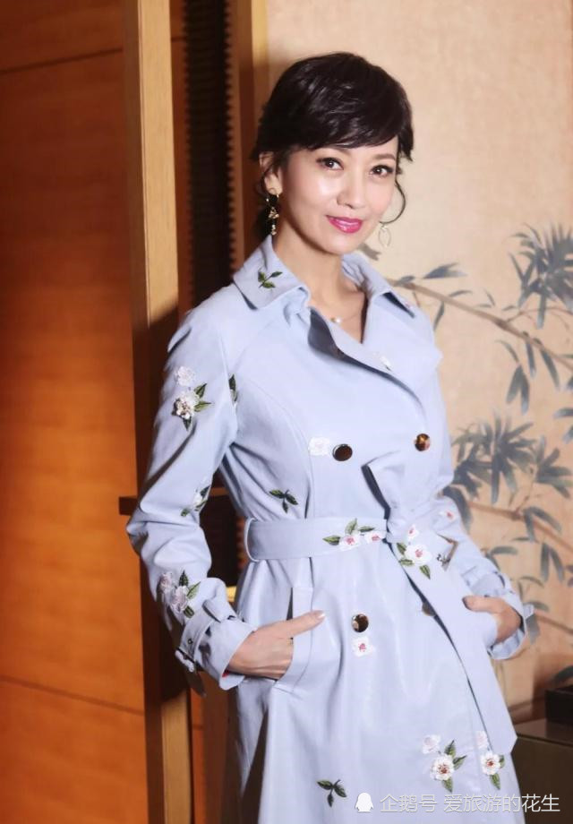 奶奶辈65岁赵雅芝近照,一把年纪还在扮嫩,素颜出镜太吓人
