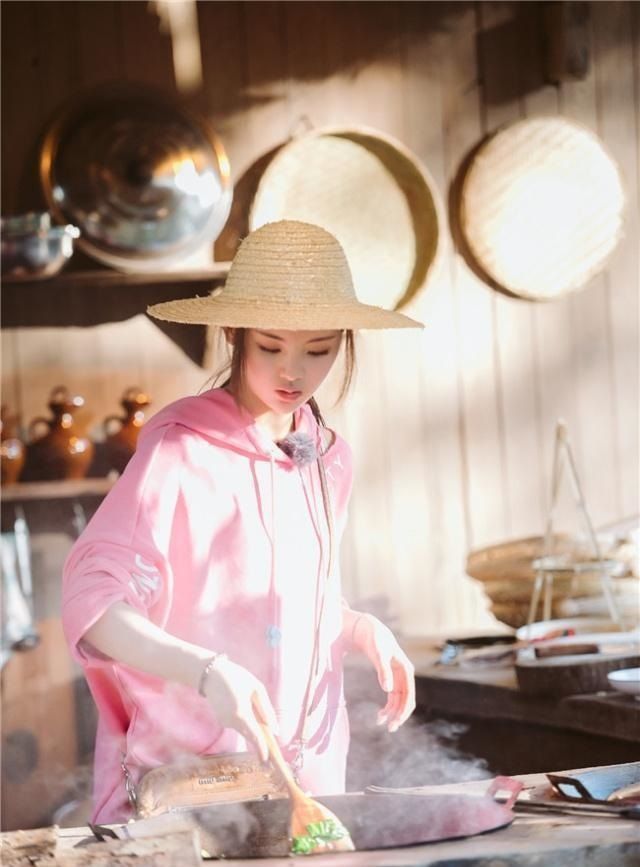 杨超越自曝v大声不精致,说话大声拍照表情双下的图片包带滑稽还是图片