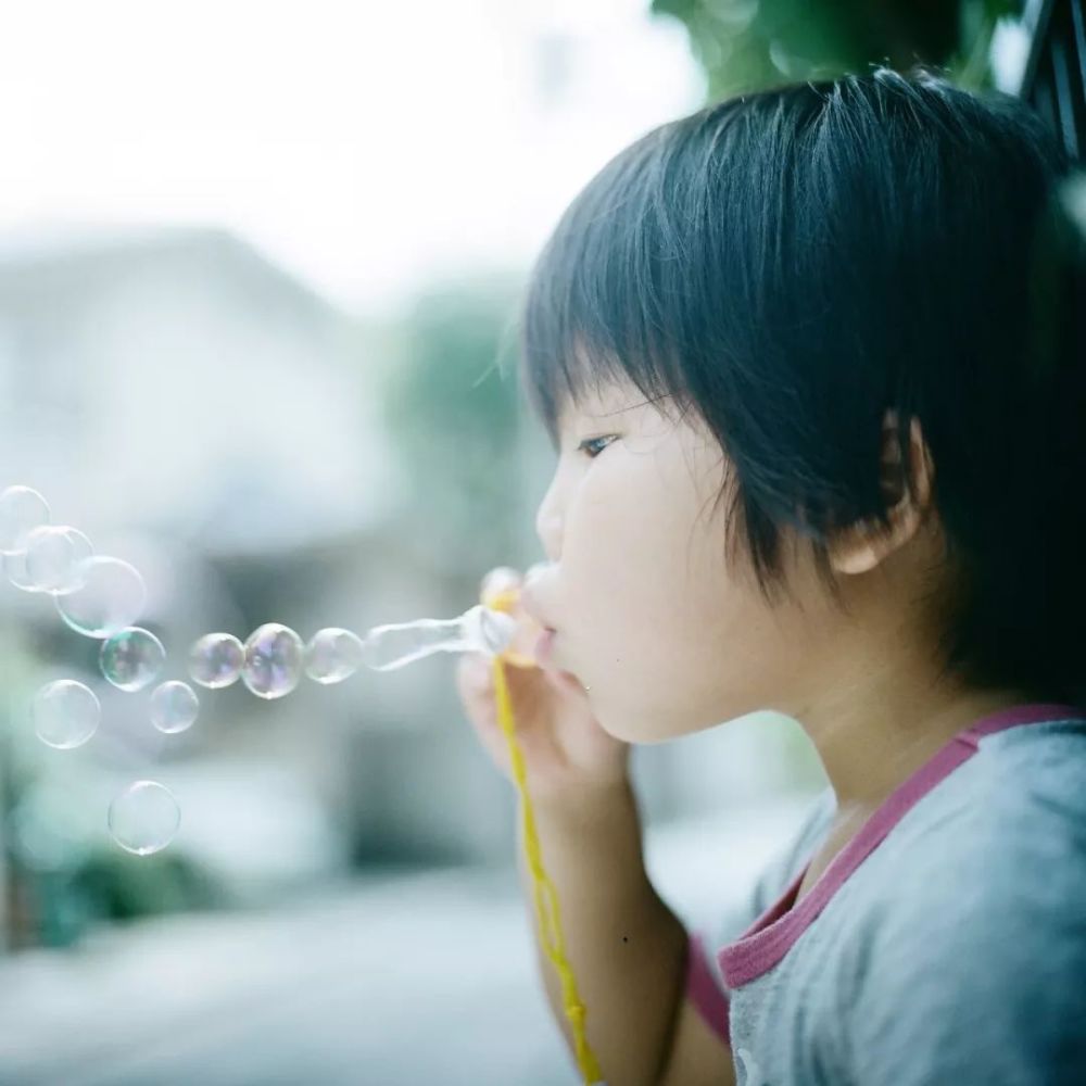 滨田英明擅长拍孩子们的细节,带着爱才会让照片有感染力.