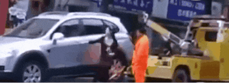 gif搞笑趣图:不就是钱嘛!这么多,给,都给你!