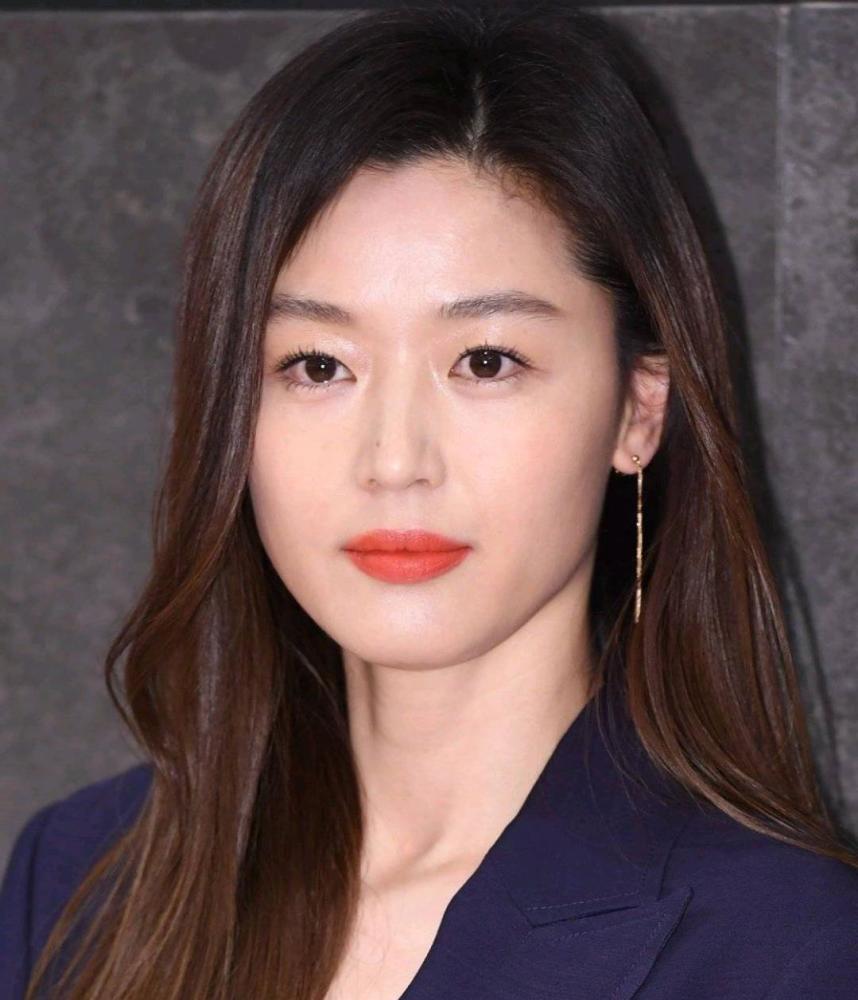 全智贤首尔出席活动,身着收腰大衣修长温婉,千颂伊出巡的感觉