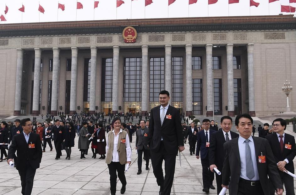 全国政协委员姚明也现身离场,一身正装十分干练,引人瞩目的身高使人移