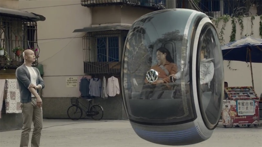 我国成都女孩发明悬浮汽车,飘在空中没有轮也能跑,路人都看呆了