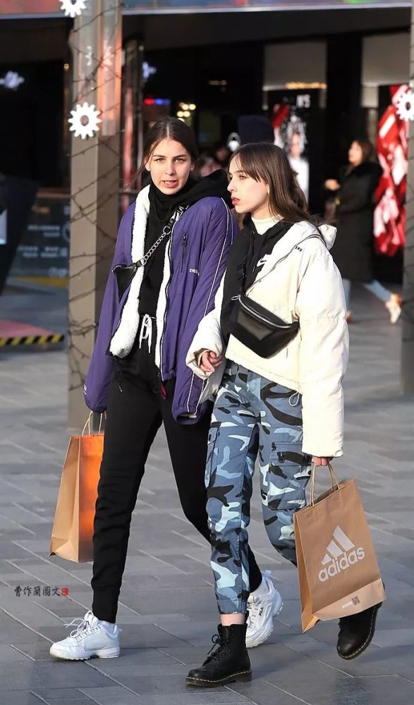 进入3月以来,来北京三里屯时尚地标的外国美女明显多了起来.