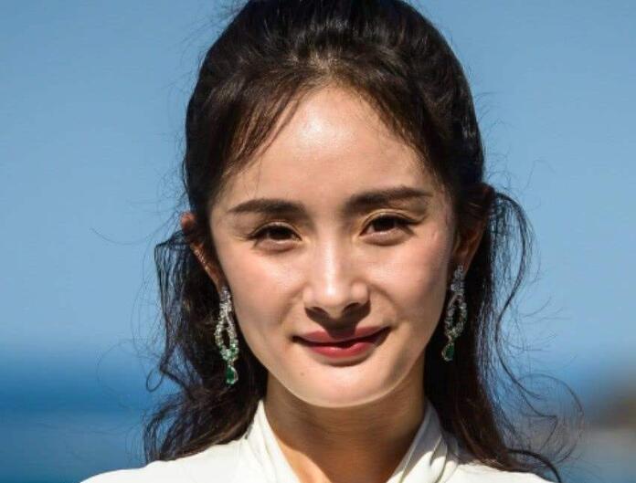33岁杨幂真的逆生长?失去滤镜和修图,颜值和年龄终于对上了