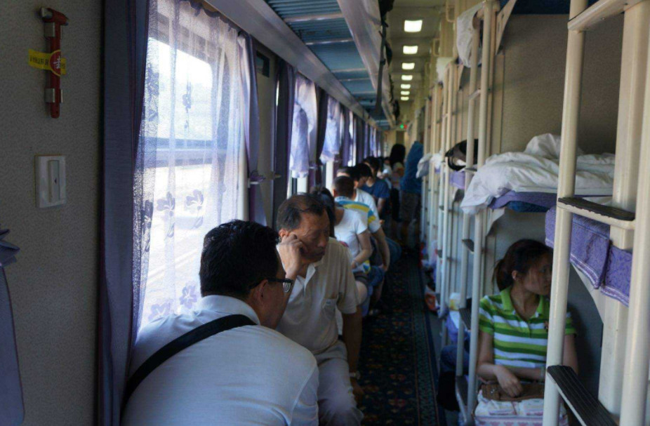 对于那些行程比较长的人来说,他们更喜欢选择硬卧,因为火车上面坐硬座