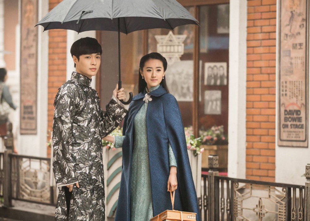 《老九门》她演张艺兴妻子,今穿短袖配衬衫,阳光下美成清纯初恋