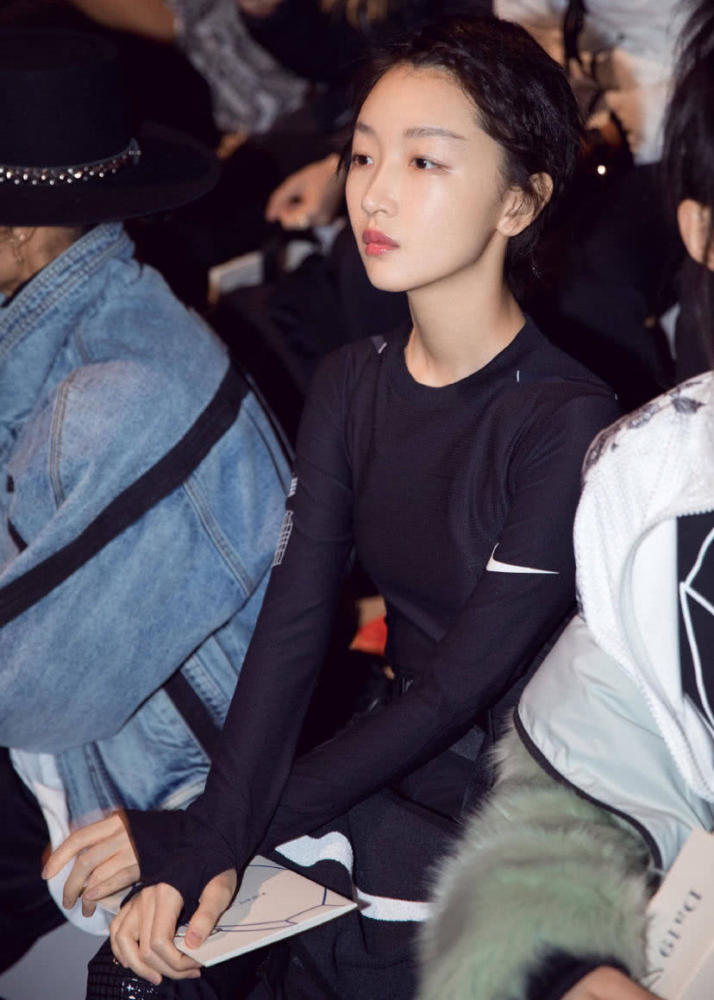 周冬雨真是随性,本以为穿运动服要锻炼,却没想到跑去巴黎看秀了