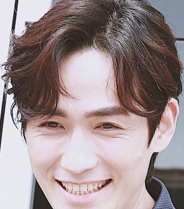 朱一龙学生时代毕业照曝光,一眼就认出来,留着寸头很帅气