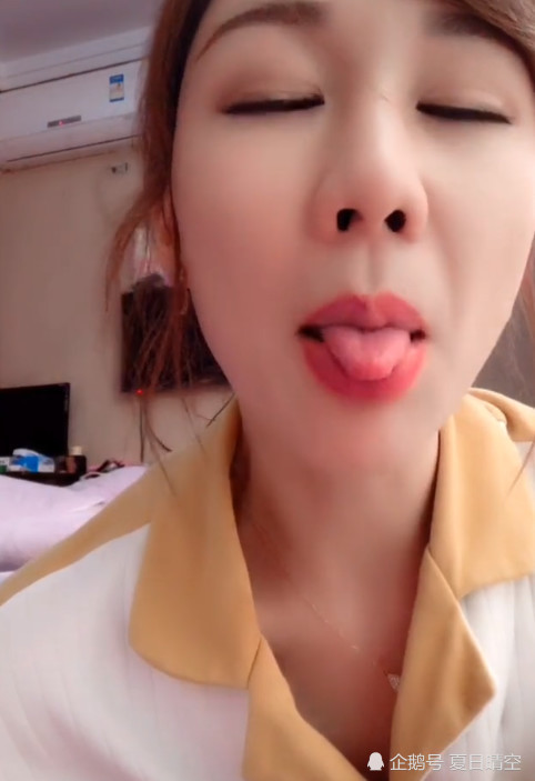 杨紫耍赖皮吐舌头,有谁注意她的眼皮?女星也逃不掉的噩梦!