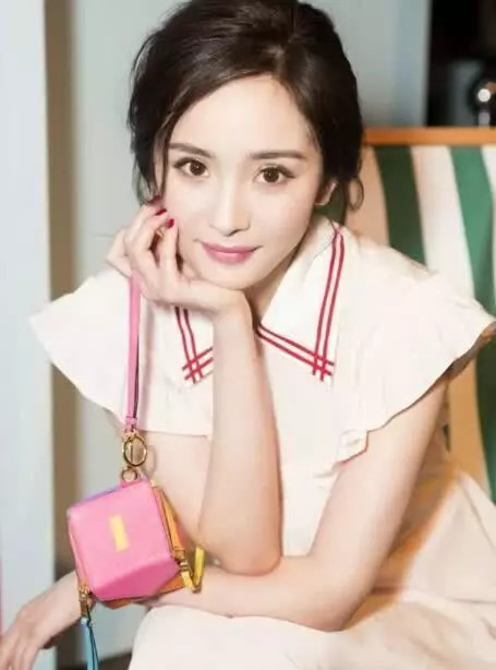 杨幂失去滤镜和修图,不再是我们心中的少女,不过很真实