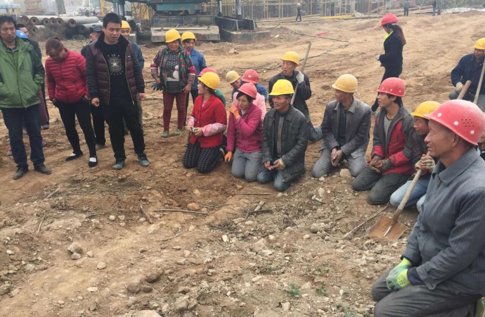 50位农民工下跪求活干 称吃饭困难家中孩子没