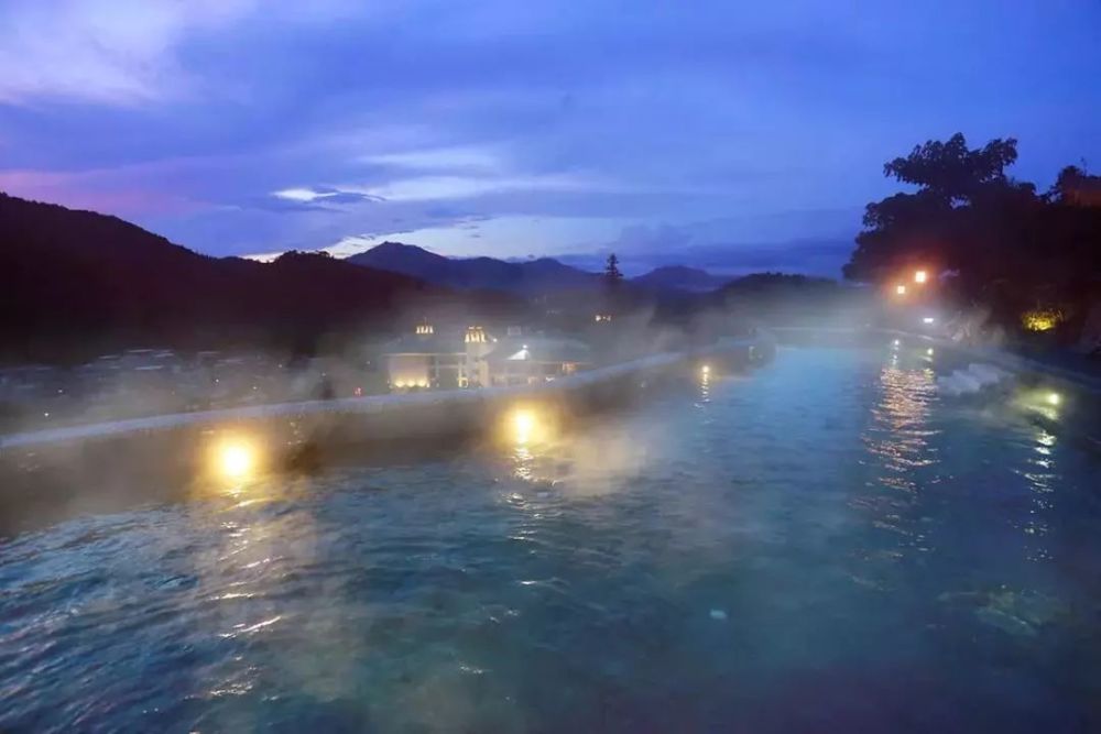 温泉 约上几个知心朋友,一起去 泡个温泉,住个酒店,吃个美食, 玩个