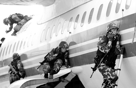 比俄罗斯还强硬!解救行动先杀人质,绑匪当场傻