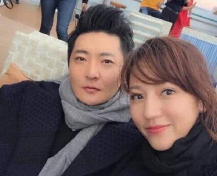 苏明成的好妻子让人羡慕,其实郭京飞也有个好老婆,还是陆毅亲戚