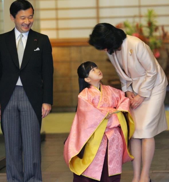 爱子小小年纪就自己背书包上学,悠仁却因母亲"重视"如今仍瘦弱