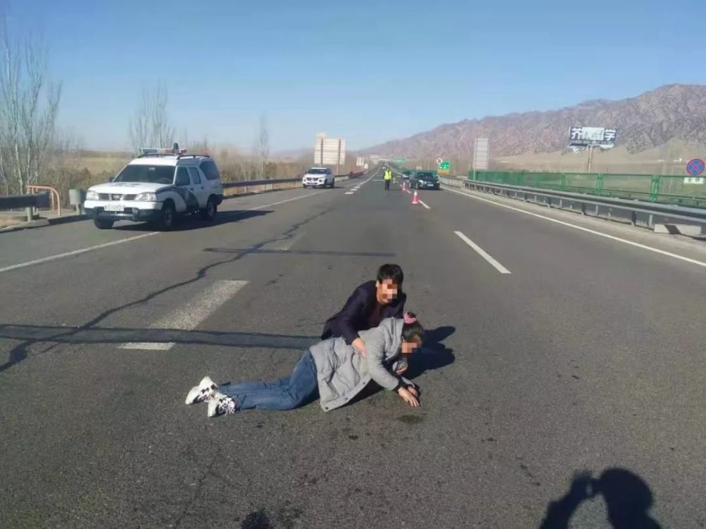 危险!内蒙古一对男女竟趴在高速行车道上发生了什么?