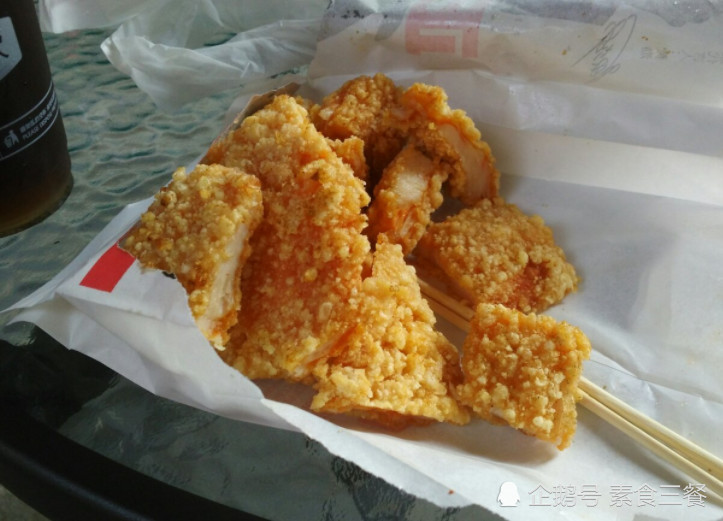 为何路边鸡排10元一份还要送饮料?说出原因后