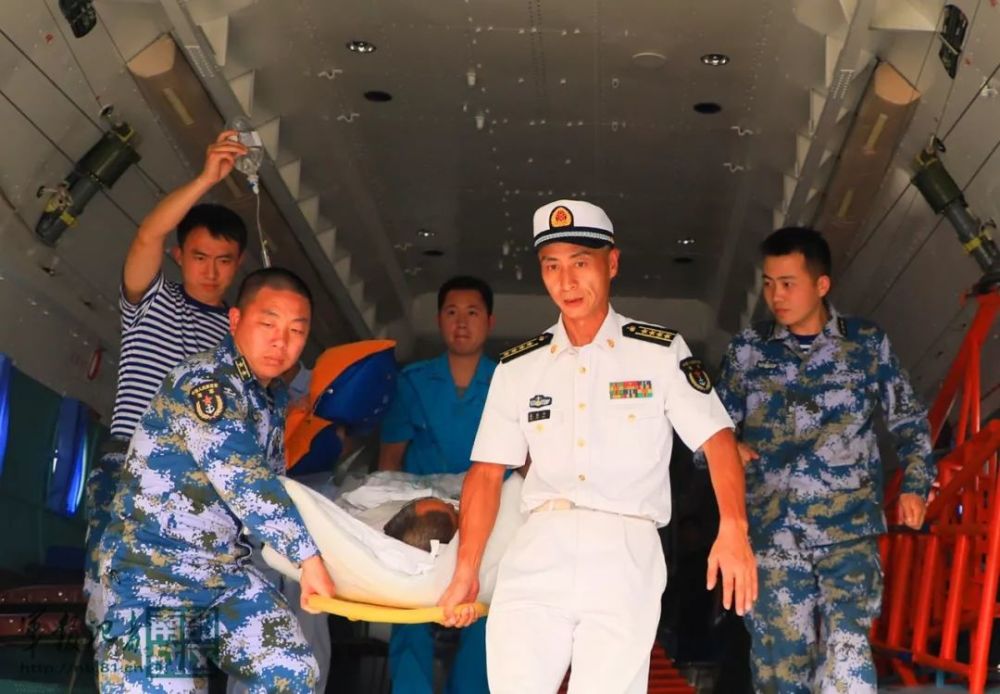 时隔20天,海军再派运输机紧急飞赴南沙转运重病渔民