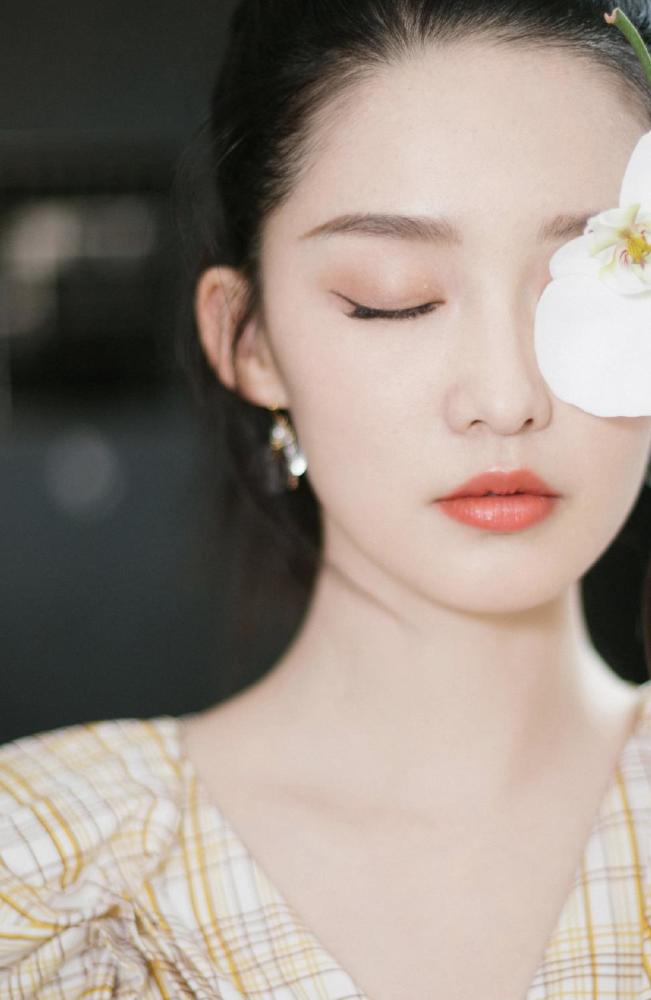 李沁真任性,全身上下只穿一件衣服,意外暴露真实身材