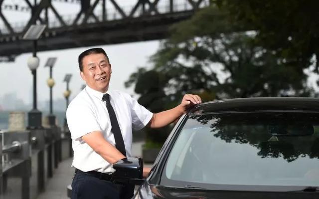 乘客手机丢车上,滴滴司机驱车8公里送去,乘客说2个字令人傻眼