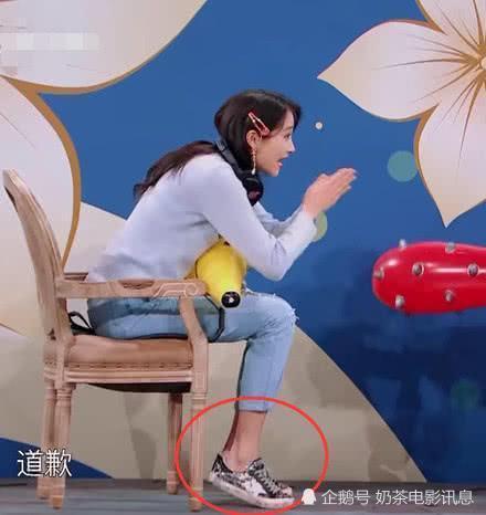 关晓彤的坐姿,让你明白怎么她腿细你腿粗,原来我们错了这么多年