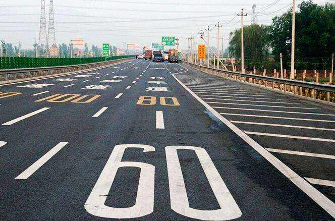交警提示:看到这种道路标线要谨慎了,走错扣3分罚200